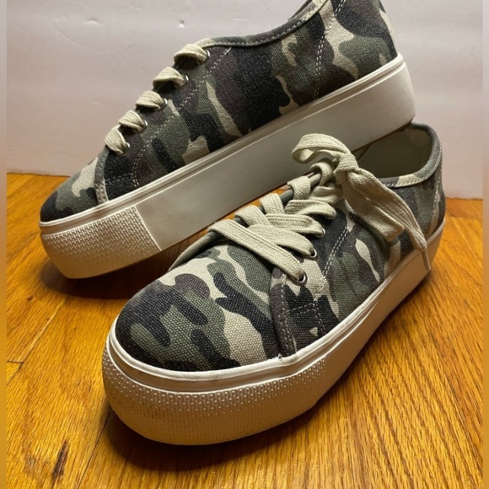 Steve Madden ELORE Camouflage Platform Sneakers Women’s Shoe Size 8 Camo